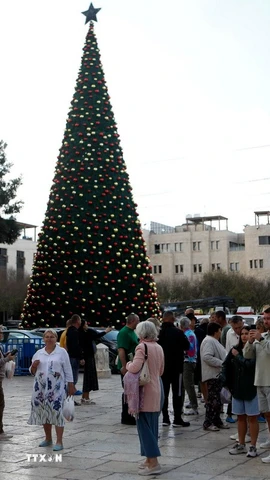 Khách du lịch tại Quảng trường Manger ở Bethlehem, Bờ Tây. (Ảnh: THX/TTXVN)