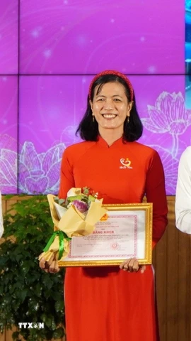 Cô Nguyễn Thị Minh Tâm nhận Bằng khen của Chủ tịch Ủy ban Nhân dân tỉnh Đồng Tháp vì có thành tích xuất sắc trong học tập và làm theo tư tưởng, đạo đức, phong cách Hồ Chí Minh giai đoạn 2016-2025. (Ảnh: Nhựt An/TTXVN)