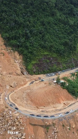 Vị trí đèo Khánh Lê đoạn qua địa phận tỉnh Khánh Hòa bị sạt lở nghiêm trọng. (Ảnh: Đặng Tuấn/TTXVN)