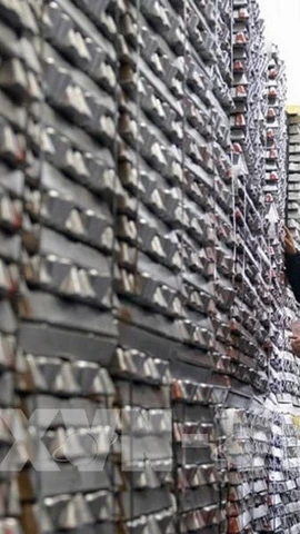 Công nhân kiểm tra sản phẩm nhôm thô ở kho cảng Canada. (Ảnh: ZUMAPRESS/TTXVN)