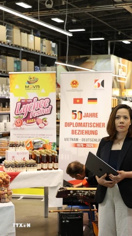 Tham tán Thương mại Việt Nam tại CHLB Đức, Đặng Thị Thanh Phương (phải), tại sự kiện Ngày Hàng Việt Nam tại siêu thị Selgros Lichtenberg ở Berlin. (Ảnh: Phương Hoa/TTXVN).