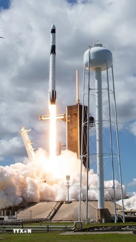 (Tư liệu) Tên lửa đẩy Falcon 9 mang theo tàu vũ trụ Crew Dragon rời bệ phóng tại Trung tâm vũ trụ Kennedy ở Florida, (Mỹ. Ảnh: THX/TTXVN)
