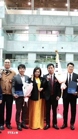 Các doanh nghiệp và cá nhân được vinh danh tại sự kiện. (Ảnh: Khánh Vân/TTXVN)