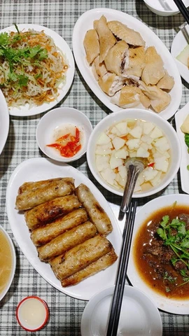 Một mâm cỗ đơn giản nhất của người làng Bát Tràng. (Ảnh: Mai Mai/Vietnam+)