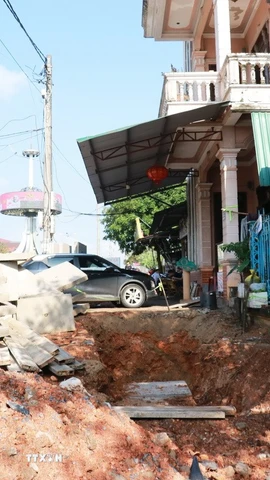 Thi công kéo dài ảnh hưởng đến cuộc sống của người dân và mỹ quan đô thị. (Ảnh: Tường Vi/TTXVN)