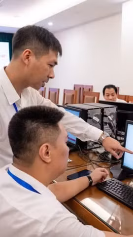 Bộ Nội vụ khuyến khích các địa phương cử cán bộ chuyên môn về hỗ trợ, "cầm tay chỉ việc" cho cấp xã. (Ảnh: PV/Vietnam+)