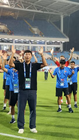 Tuyển Việt Nam giành vé vào bán kết, vì sao ông Kim Sang-sik vẫn không vui?
