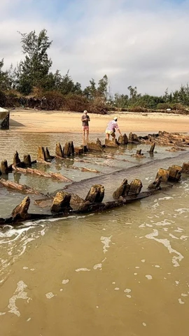 Hình con tàu nổi lên ở biển Hội An sáng 8/11. (Ảnh: baodanang.vn)