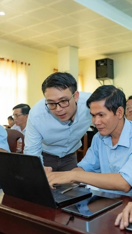 Các giáo viên đến từ Cần Thơ thực hành sử dụng công cụ AI tạo sinh. (Ảnh: ĐH RMIT)