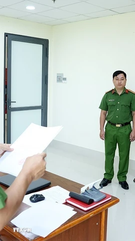 Công an tỉnh An Giang thi hành lệnh bắt bị can Đỗ Viết Dự để tạm giam. (Ảnh: TTXVN phát)