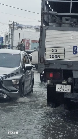 Ngập nặng trên Quốc lộ 1A đoạn đi qua tỉnh Cà Mau khiến giao thông hết sức khó khăn. (Ảnh: Trung Hiếu/TTXVN)
