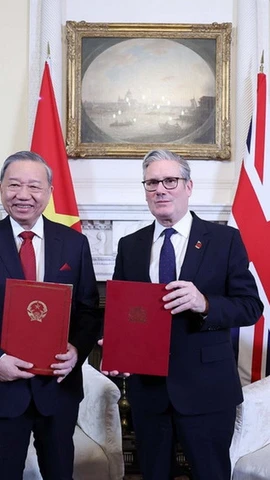 Tổng Bí thư Tô Lâm và Thủ tướng Liên hiệp Vương quốc Anh và Bắc Ireland Keir Starmer trao Tuyên bố chung về nâng cấp quan hệ Việt Nam-Anh lên Đối tác Chiến lược Toàn diện. (Ảnh: Thống Nhất/TTXVN)