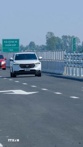 Ôtô lưu thông trên tuyến chính cao tốc Cần Thơ-Hậu Giang trong ngày đầu đưa vào khai thác. Lượng xe chưa đông, mặt đường thông thoáng, bảo đảm an toàn giao thông. (Ảnh: Thanh Liêm/TTXVN)