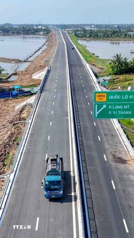 Các phương tiện lưu thông trên cao tốc Cần Thơ-Cà Mau. (Ảnh: Thanh Liêm/TTXVN)