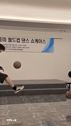 Một tiết mục biểu diễn bóng đá nghệ thuật tại sự kiện. (Ảnh: Đức Thắng/TTXVN)