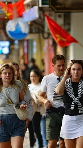 Du khách quốc tế tham quan phố cổ Hà Nội. (Ảnh: Thanh Tùng/TTXVN)