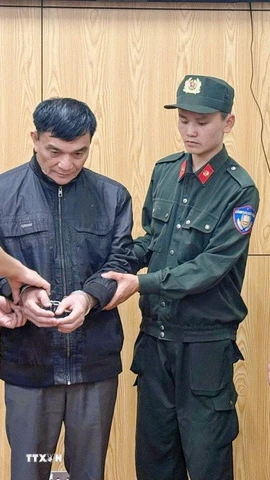 Cơ quan Cảnh sát điều tra Công an tỉnh Phú Thọ ra Lệnh giữ người trong trường hợp khẩn cấp và Quyết định tạm giữ hình sự đối với Lý Công Sinh (sinh năm 1960, trú tại phường Xuân Hoà, tỉnh Phú Thọ). (Ảnh: TTXVN phát)