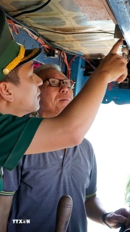 Bộ đội biên phòng Gia Lai kiểm tra thiết bị giám sát hành trình tàu cá. (Ảnh: Đình Quân/TTXVN)
