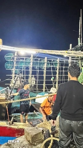 Trạm Biên phòng cửa khẩu cảng Hòn La, Đồn Biên phòng Roòn (Quảng Trị) tiếp nhận 7 ngư dân trên tàu cá gặp nạn. (Ảnh: TTXVN phát)