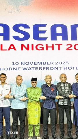 Đại sứ các nước ASEAN thể hiện tinh thần đoàn kết tại ASEAN Gala Night 2025. (Ảnh: Ngọc Khương/TTXVN)