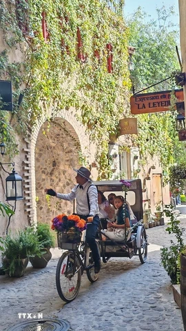 Mọi góc nhỏ ở Val’Quirico đều mang hơi thở Địa Trung Hải. Đường đá uốn lượn, những dãy nhà gỗ và đá mang sắc vàng nâu trầm ấm tạo cảm giác như lạc vào một làng cổ châu Âu. (Ảnh: Phương Lan/TTXVN)
