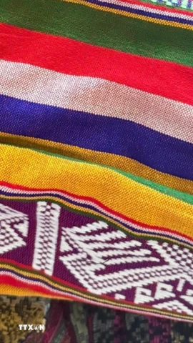 Những tấm vải thổ cẩm có tuổi đời gần 100 năm được người dân thôn Lặn Ngoài, xã Pù Luông sưu tầm, gìn giữ. (Ảnh: Hoa Mai/TTXVN)