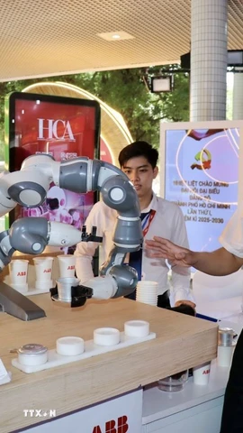 Đại biểu tham quan triển lãm “Sản phẩm Công nghệ chiến lược quốc gia tại Thành phố Hồ Chí Minh”. (Ảnh: Thanh Vũ/TTXVN)