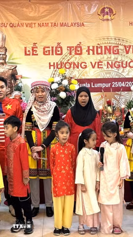 Sinh viên tiếng Việt của Đại học Malaya và học sinh CLB tiếng Việt đồng ca bài “Nổi trống lên”. (Ảnh: Viên Luyến/TTXVN)