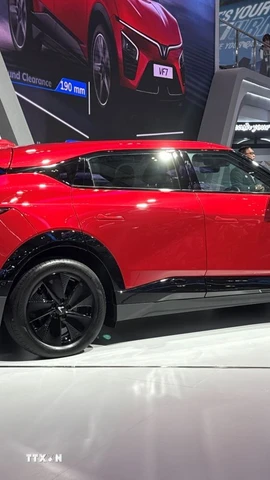 Mẫu xe Vinfast VF7 được giới thiệu tại GIIAS 2025. (Ảnh: Minh Thái/PV TTXVN tại Indonesia)