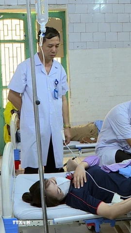 Công nhân của Công ty trách nhiệm hữu hạn Toyoda Gosei (Khu công nghiệp Tiền Hải, tỉnh Hưng Yên) có nhiều biểu hiện ngộ độc thực phẩm được thăm khám, điều trị tại Bệnh viện đa khoa Tiền Hải (xã Ái Quốc, tỉnh Hưng Yên). (Ảnh: TTXVN phát) 
