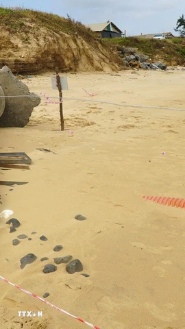 Ngành chức năng chăng dây, cắm biển cảnh báo nguy hiểm tại vị trí cáp ngầm 22kV lộ thiên còn mang điện. (Ảnh: Lê Phước Ngọc/TTXVN)