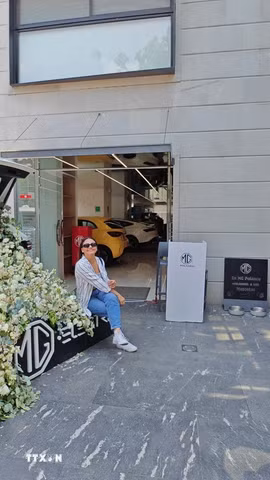 Du khách chụp ảnh tại Lễ hội Hoa và Vườn nghệ thuật FIJA ở thủ đô Mexico City nhân dịp các hoạt động văn hóa và du lịch được tổ chức trước thềm World Cup 2026. (Ảnh: Phương Lan/TTXVN)