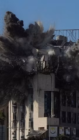 Israel tấn công tuyến đường huyết mạch kết nối Beirut và Damascus 