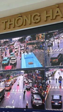 Trung tâm điều khiển giao thông (Công an thành phố Hà Nội) giữ vai trò "bộ não" chỉ huy trong công tác điều hành, điều tiết giao thông thông suốt phục vụ Đại hội XIV của Đảng. (Ảnh: TTXVN phát).