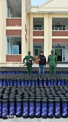 Đối tượng Phạm Đình Đạt và tang vật hơn 1.300 bình khí cười. (Ảnh: TTXVN phát)