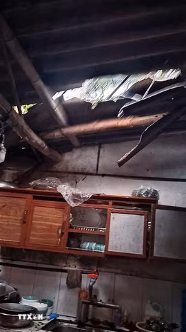 Một nhà dân ở xã Phú Lương bị hư hại do dông lốc kèm mưa đá gây ra. (Ảnh: TTXVN phát)