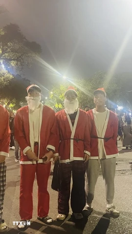 Phố đi bộ Hồ Hoàn Kiếm tấp nập du khách trong đêm Giáng sinh 2025. (Ảnh: Tuyết Mai/TTXVN)