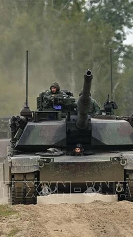 Binh sỹ tham gia một cuộc tập trận tại Biedrusko, Ba Lan, ngày 2/10/2025. (Ảnh: PAP/TTXVN)