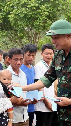 Phó Chủ tịch UBND tỉnh Sơn La Nguyễn Thành Công tặng quà cho nhân dân xã Huổi Một chịu ảnh hưởng, thiệt hại của thiên tai. (Ảnh: Quang Quyết/TTXVN)