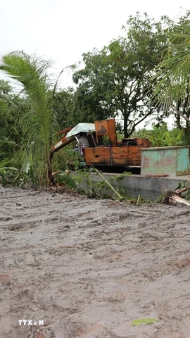 Tuyến kênh nội đồng kết hợp đê bao dài 1,5 km được hoàn tất trước mùa lũ. (Ảnh: Hữu Chí/TTXVN)