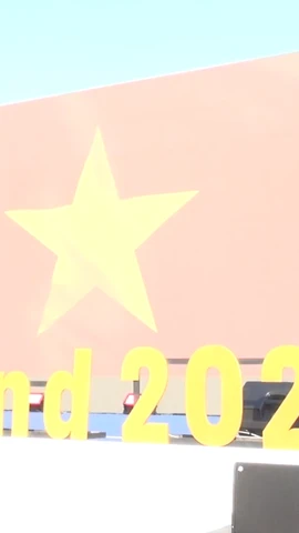 Quốc kỳ Việt Nam tung bay tại Lễ thượng cờ SEA Games 33