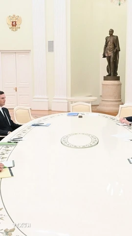 Tổng thống Nga Vladimir Putin trong cuộc gặp với đặc phái viên của Tổng thống Mỹ, ông Steve Witkoff và ông Jared Kushner tại Moskva ngày 2/12/2025. (Ảnh: AA/TTXVN)
