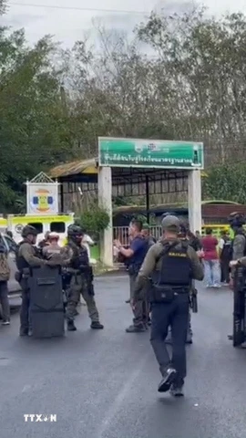 Cảnh sát được triển khai tại trường học ở thành phố Hat Yai, tỉnh Songkhla, Thái Lan sau vụ nổ súng, ngày 11/2/2026. (Ảnh: THX/TTXVN)