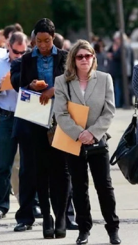 Người lao động xếp hàng chờ xin việc tại Hội chợ việc làm ở Uniondale, New York (Mỹ). (Ảnh: Reuters/TTXVN)