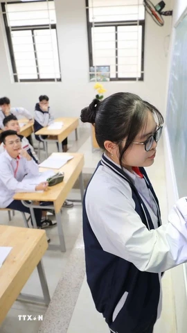 Giờ ôn tập môn Toán của học sinh khối 12, trường THPT Trương Định (Hà Nội). (Ảnh: Thanh Tùng/TTXVN)