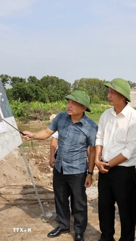 Đại diện Sở Xây dựng Hưng Yên báo cáo tiến độ thực hiện dự án triển khai dự án đường Tân Phúc - Võng Phan. (Ảnh: Thế Duyệt/TTXVN)