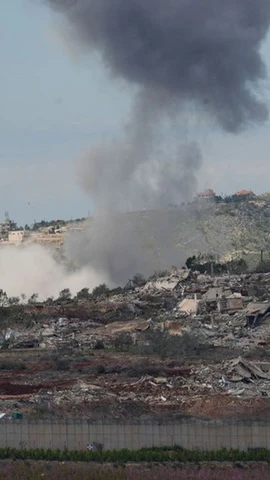 Khói bốc lên sau cuộc không kích của Israel xuống miền Nam Liban. (Ảnh: THX/TTXVN)