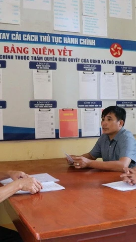 Cán bộ Ủy ban Nhân dân đặc khu Thổ Châu hướng dẫn, giải quyết thủ tục hành chính. (Ảnh: TTXVN phát) 