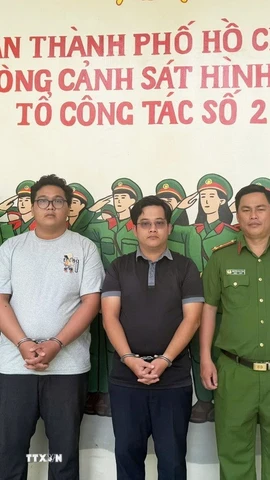 Hai đối tượng tại cơ quan công an. (Ảnh: TTXVN phát)