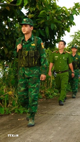 Lực lượng chức năng tuần tra, kiểm soát khu vực biên giới thuộc phường Thường Lạc (tỉnh Đồng Tháp). (Ảnh: Nhựt An/TTXVN)